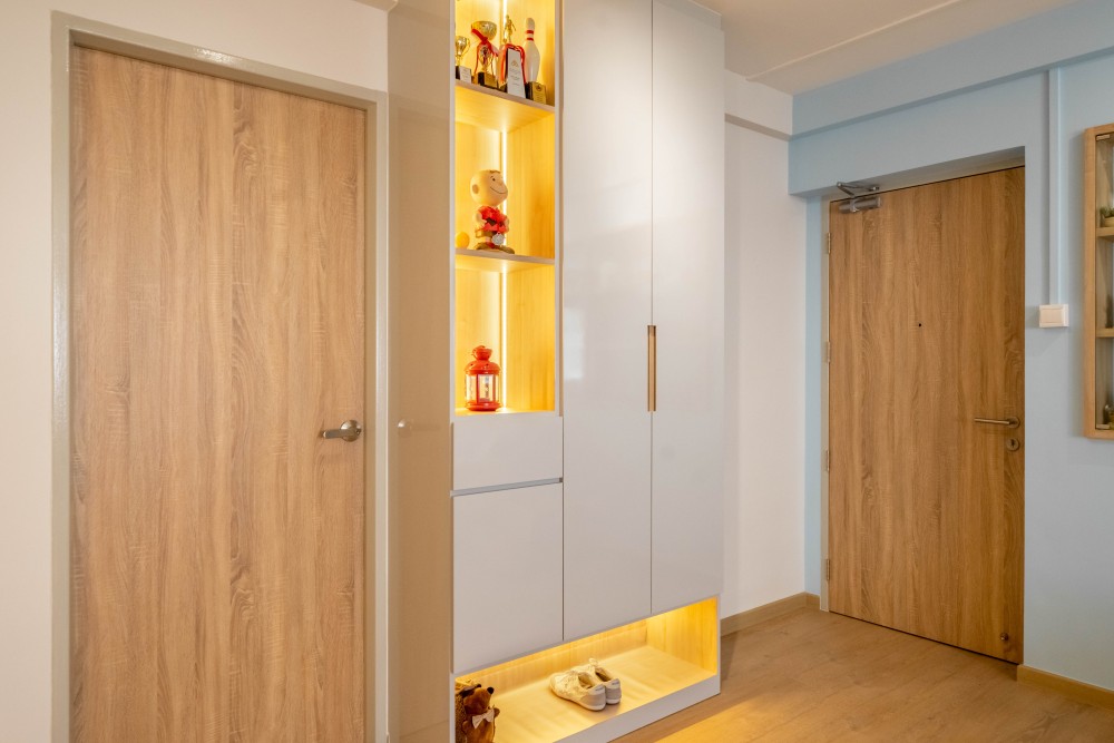 minimalist entryway with mirror and seating bench