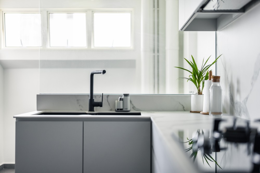 minimalist kitchen with countertop and homogeneous tiles