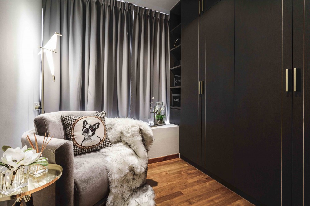 contemporary walk in wardrobe with mirror and wardrobe