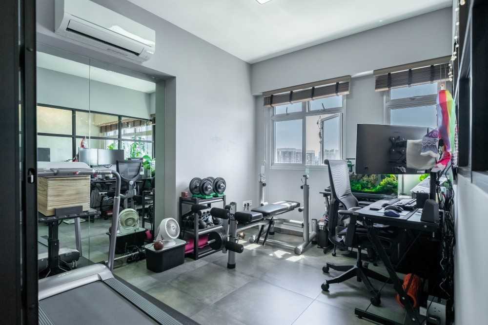 industrial home gym with homogeneous tiles and mirror