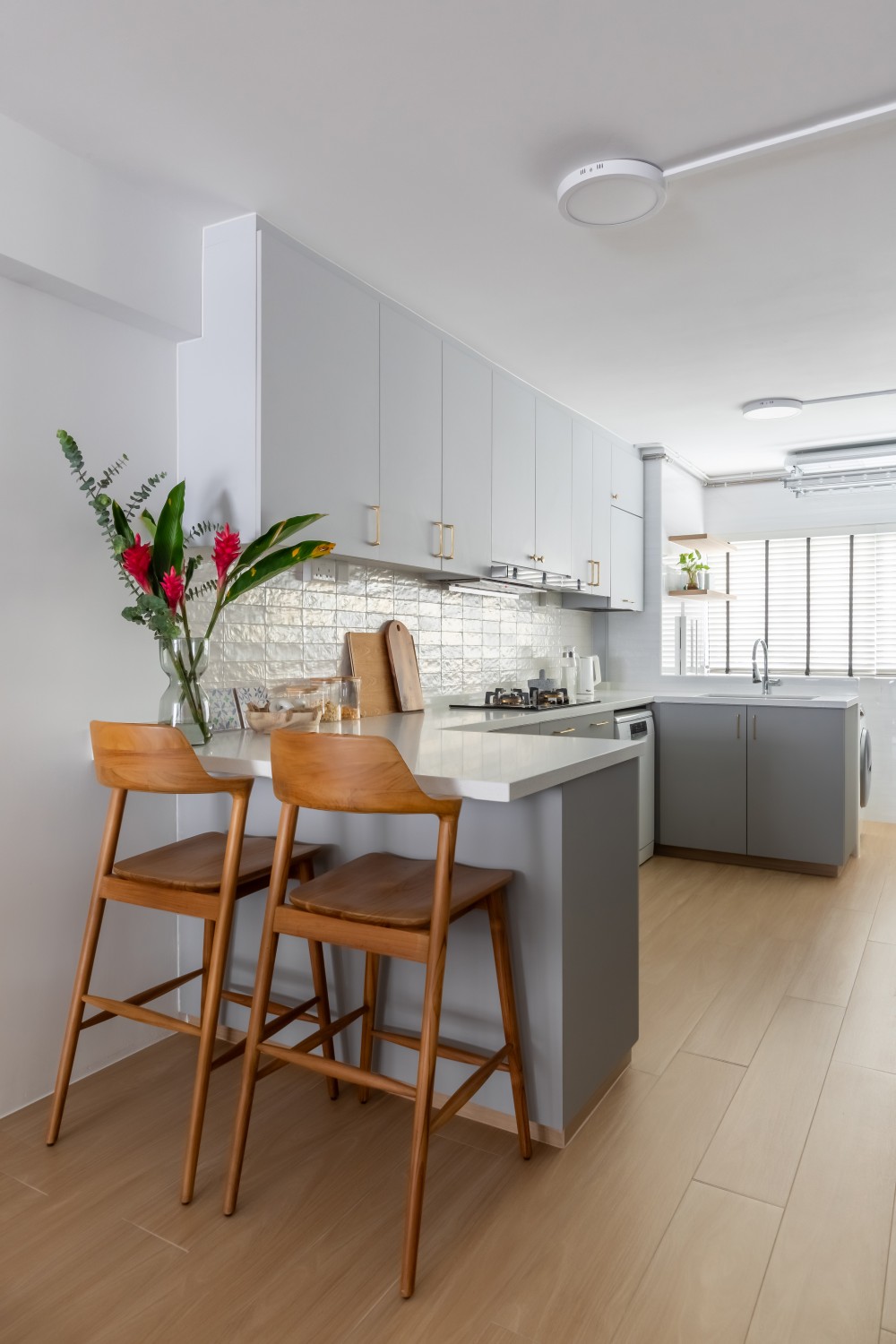 contemporary kitchen with homogeneous tiles and open kitchen