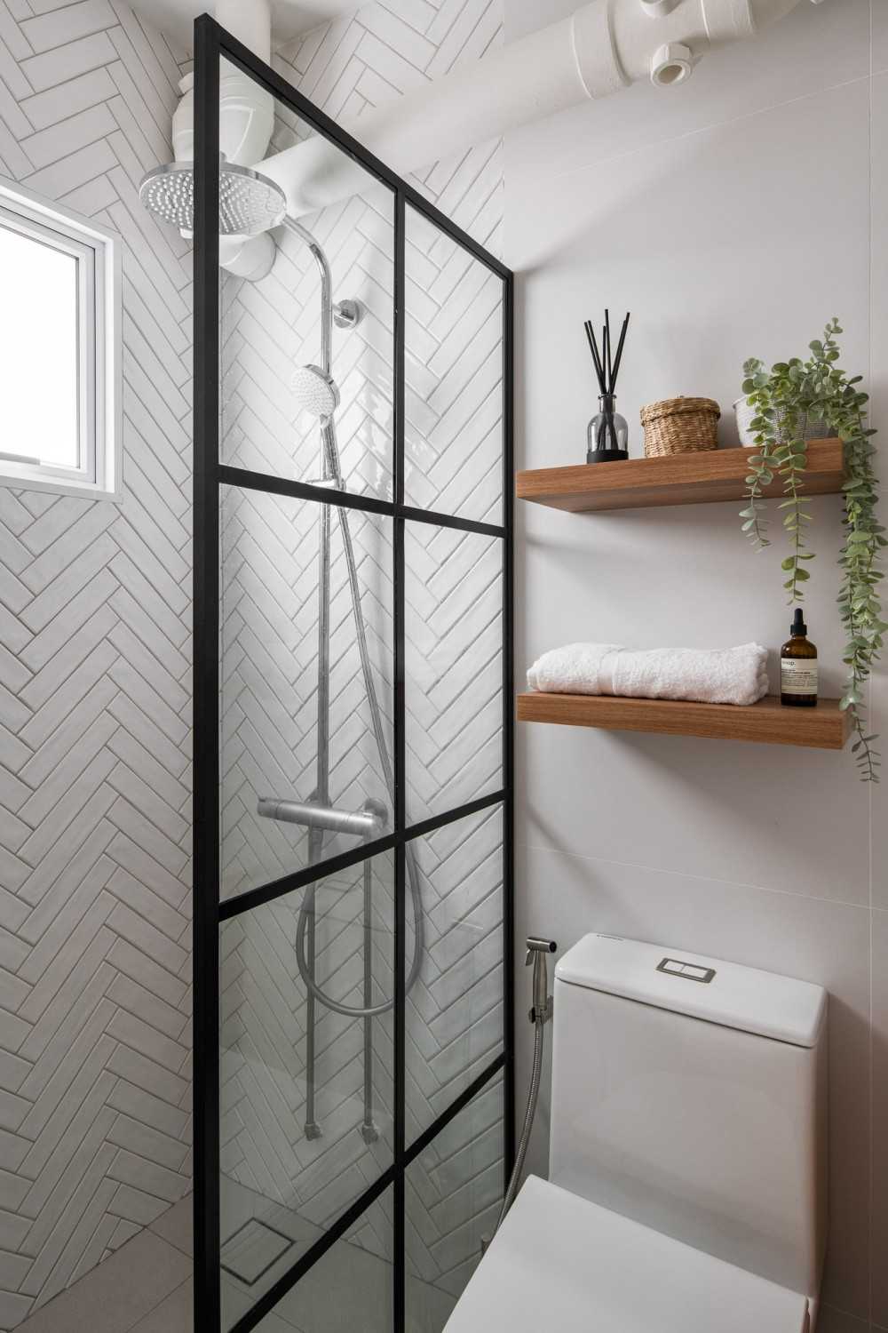 country bathroom with homogeneous tiles and herringbone tiling