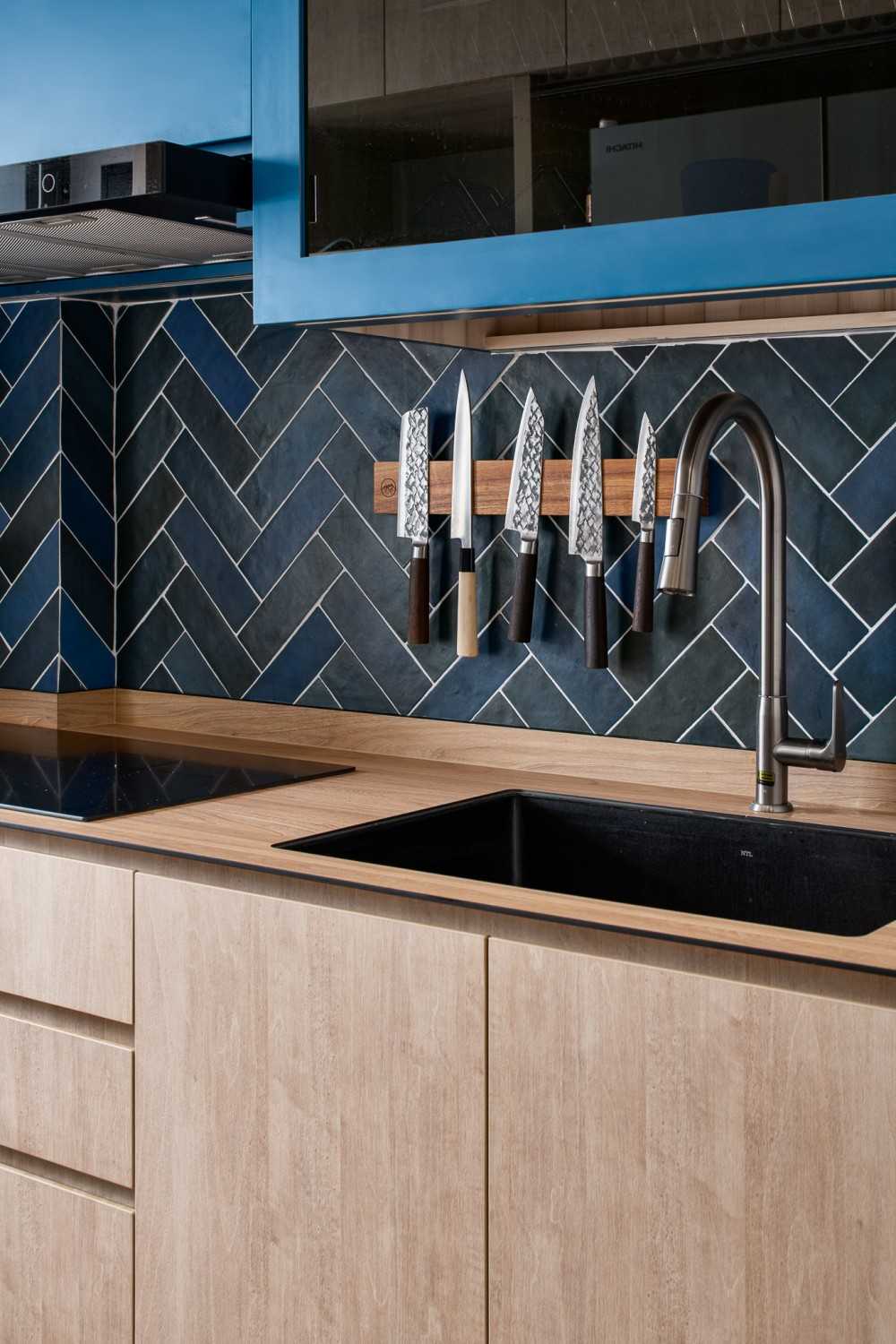 eclectic kitchen with vinyl flooring and homogeneous tiles