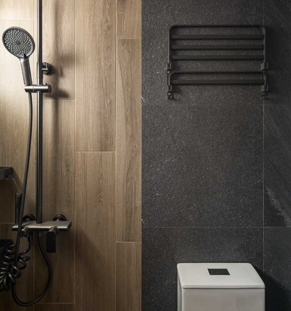 scandinavian bathroom with homogeneous tiles and herringbone tiling