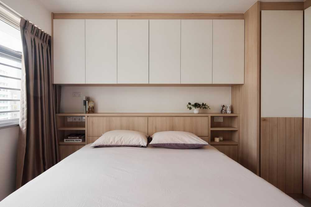 scandinavian bedroom with bookshelf and platform bed