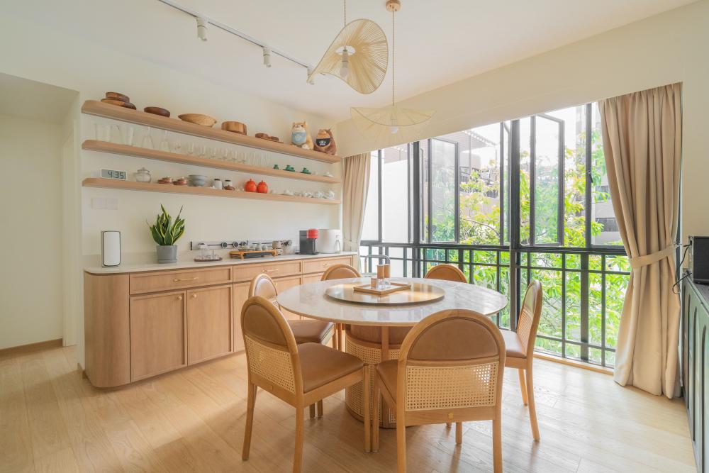 contemporary dining room with dining table and dining chairs
