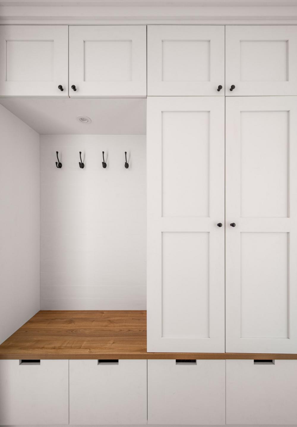 country entryway with seating bench and shoe rack