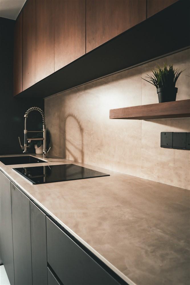 contemporary kitchen with countertop and kitchen backsplash