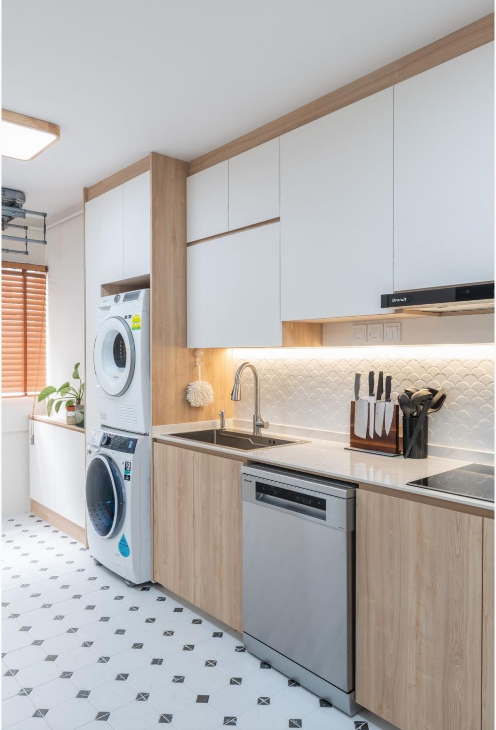 minimalist kitchen with countertop and homogeneous tiles
