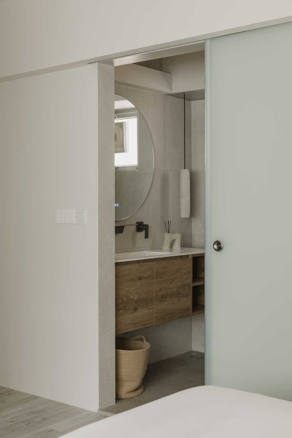 minimalist bathroom with mirror and laundry baskets